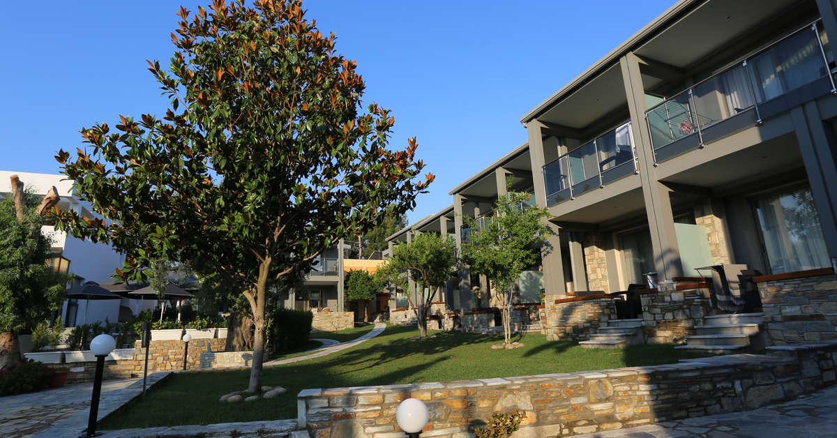 Een foto van de buitenkant van Dionysos Hotel & Studios