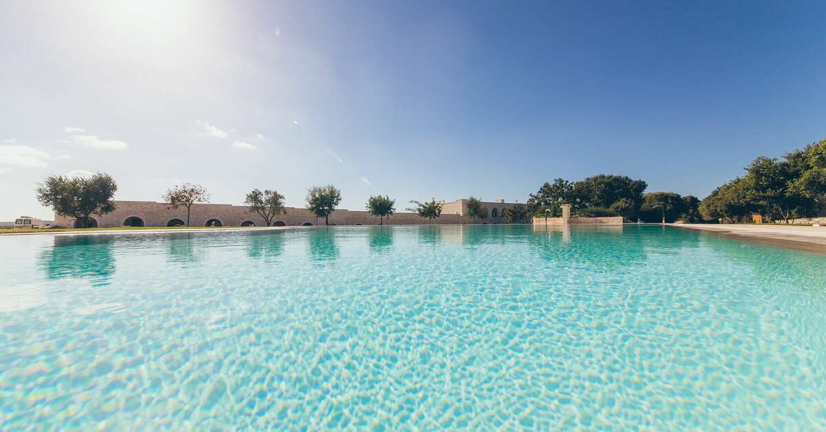 Een foto van het zwembad bij Masseria Grieco