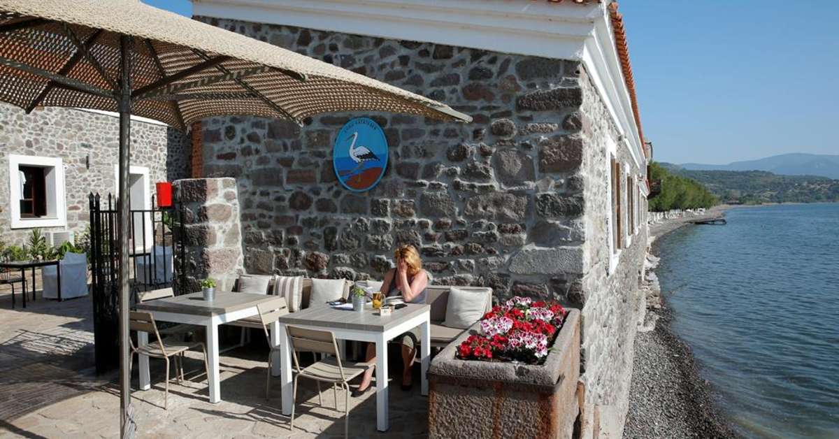 Een foto van het terras bij Olive Press Aparthotel