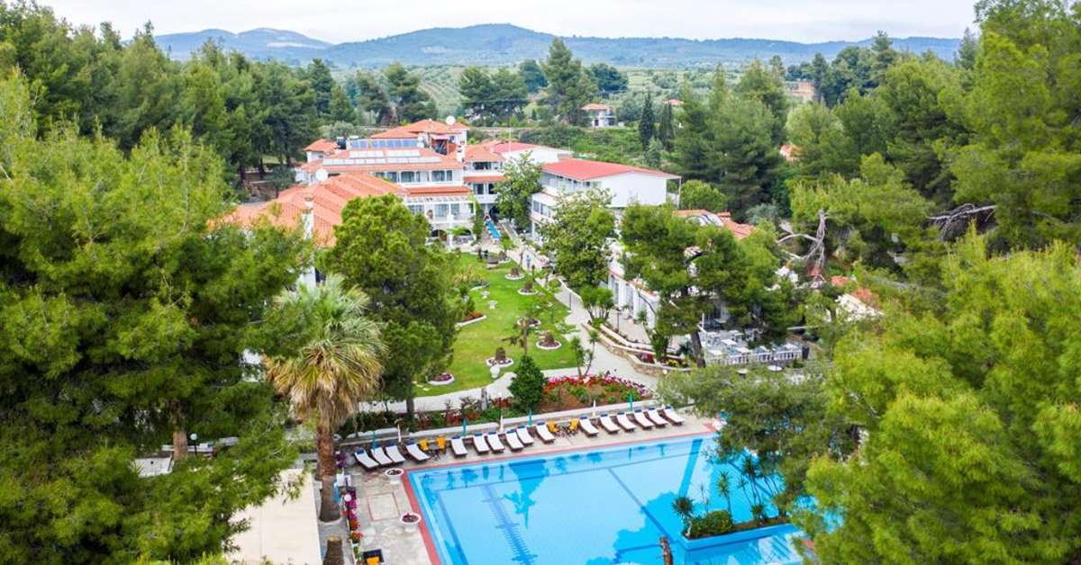 Een foto van het zwembad bij Porfi Beach Hotel