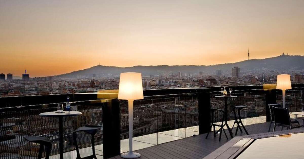 Een foto van het terras bij Barcelo Raval