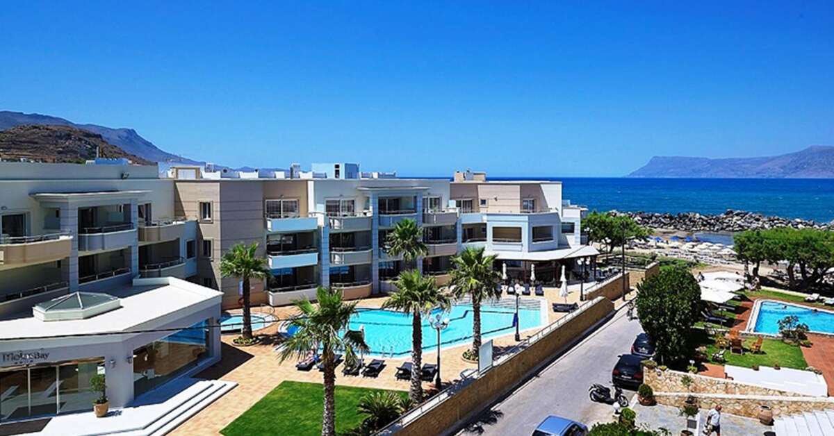 Ein Foto vom Pool im Molos Bay Hotel