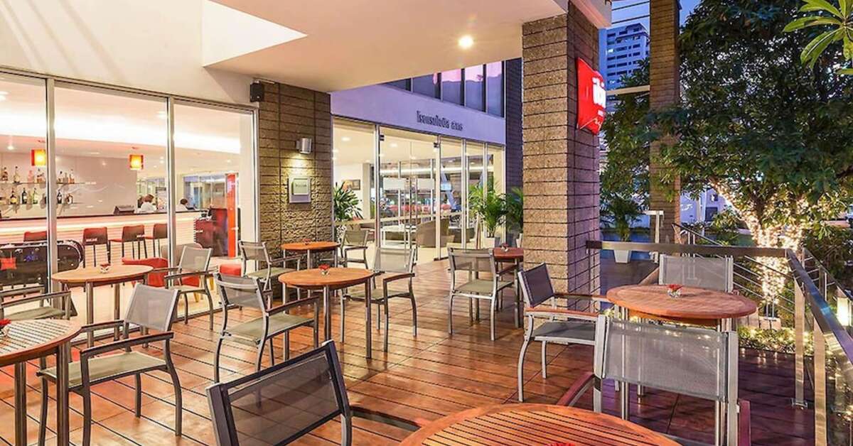 Een foto van het terras bij Ibis Bangkok Sathorn