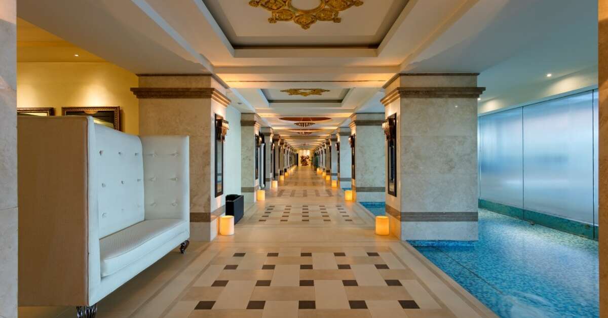 Een foto van het interieur van Mardan Palace