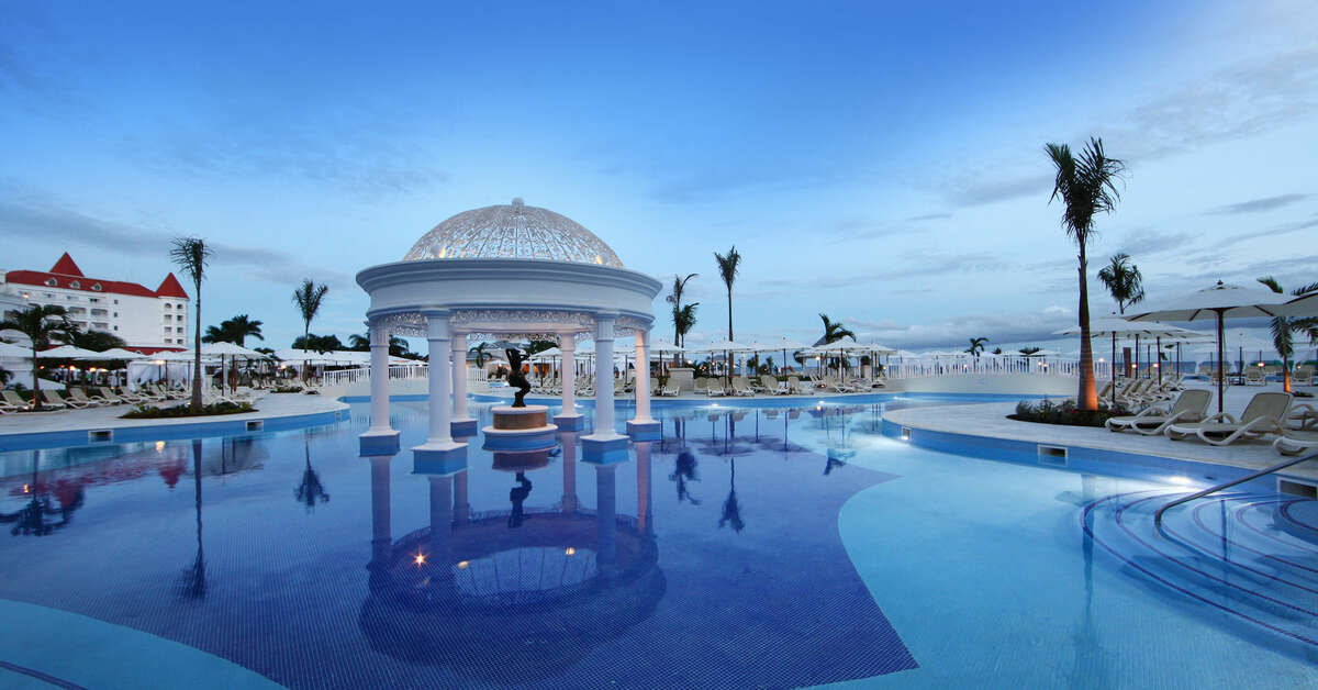 Een foto van het zwembad bij Luxury Bahia Principe Runaway Bay