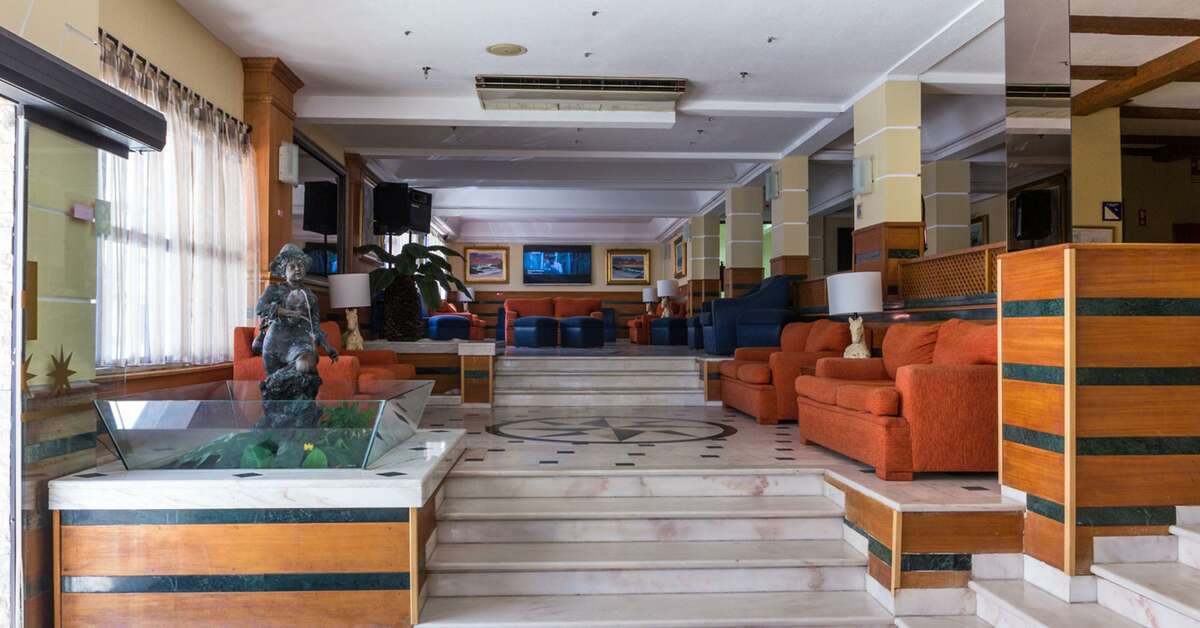 Een foto van het interieur van Baia Beach Hotel