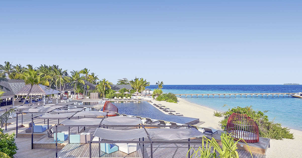 Een foto van het terras bij NH Collection Maldives Havodda Resort