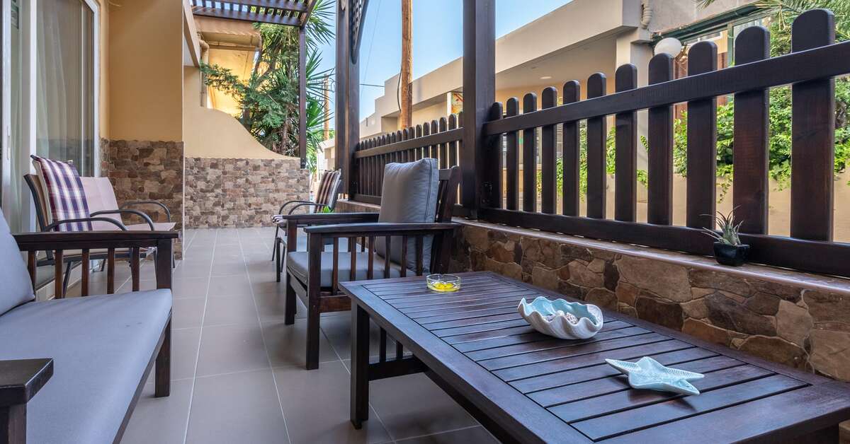 Een foto van het terras bij Filmar Hotel