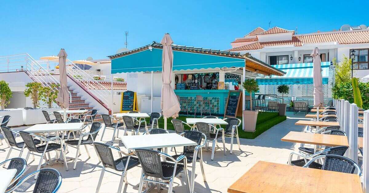 Een foto van het terras bij Club Tenerife