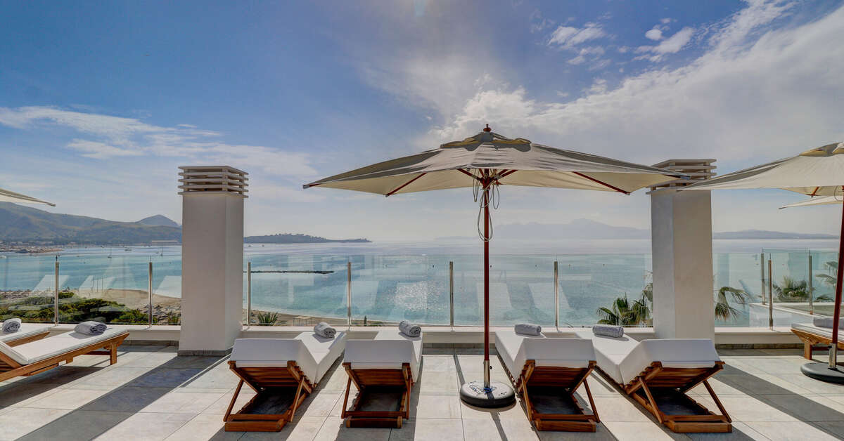 Een foto van het terras bij Hoposa Hotel Pollentia