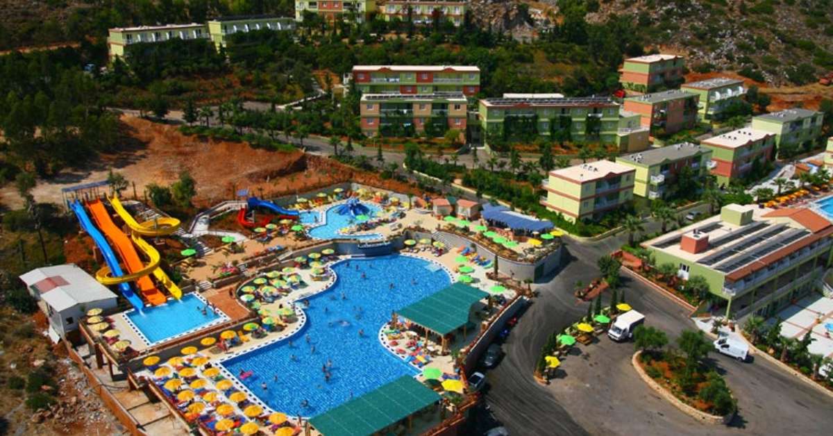 Een foto van het zwembad bij Hotel Aquasun Village