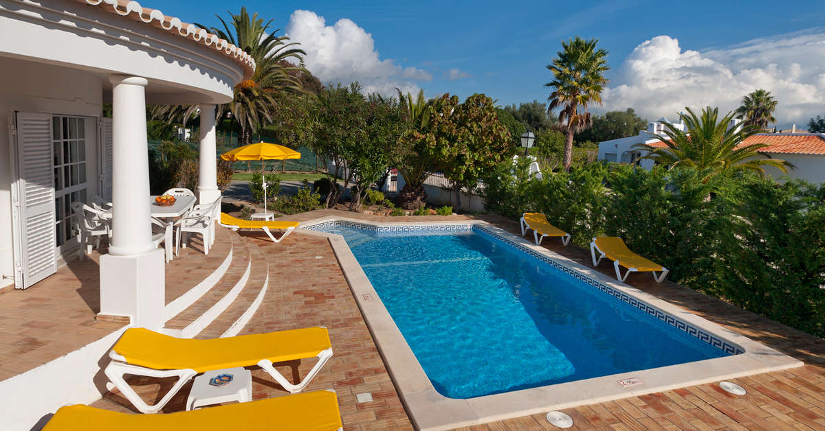 Een foto van het zwembad bij Rocha Brava Resort