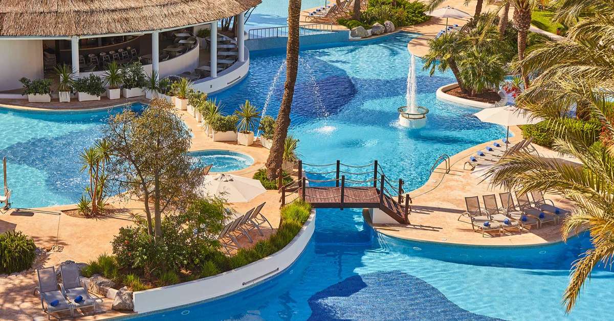 Een foto van het zwembad bij Prinsotel La Dorada