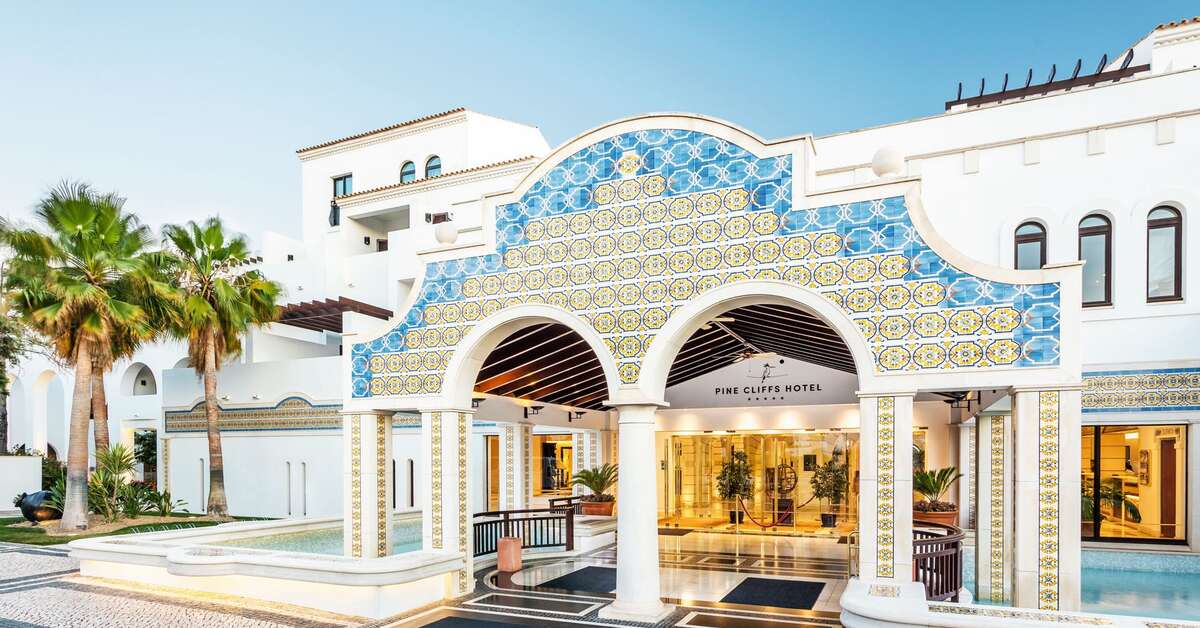Ein Foto von der Außenansicht des Pine Cliffs Hotel A Luxury Collection Resort