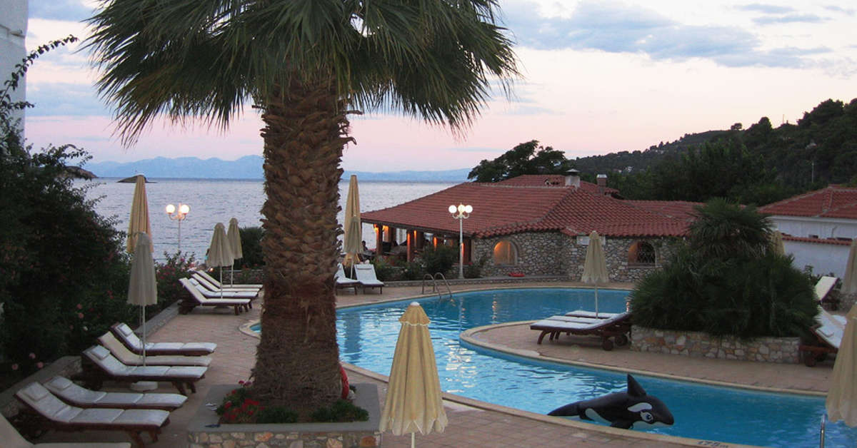 Een foto van het zwembad bij Esperides Beach Resort