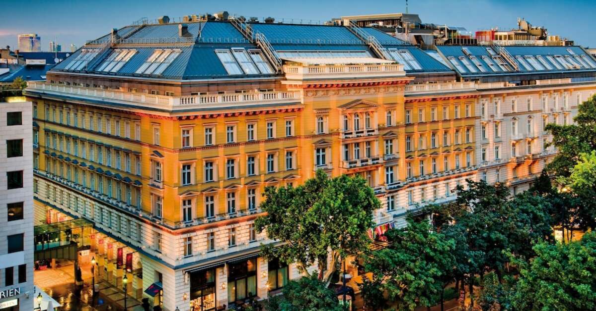 Een foto van de buitenkant van Grand Hotel Wien