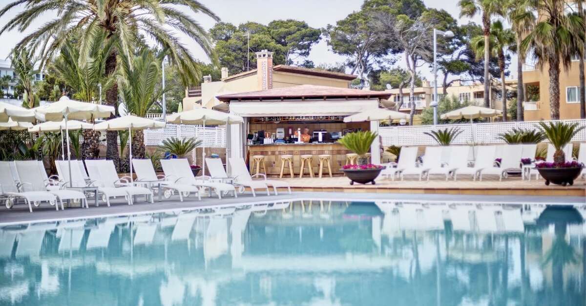 Een foto van het zwembad bij Grupotel Acapulco Playa