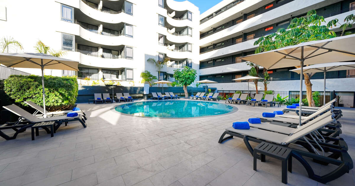 Een foto van het zwembad bij Hovima Suites Costa Adeje