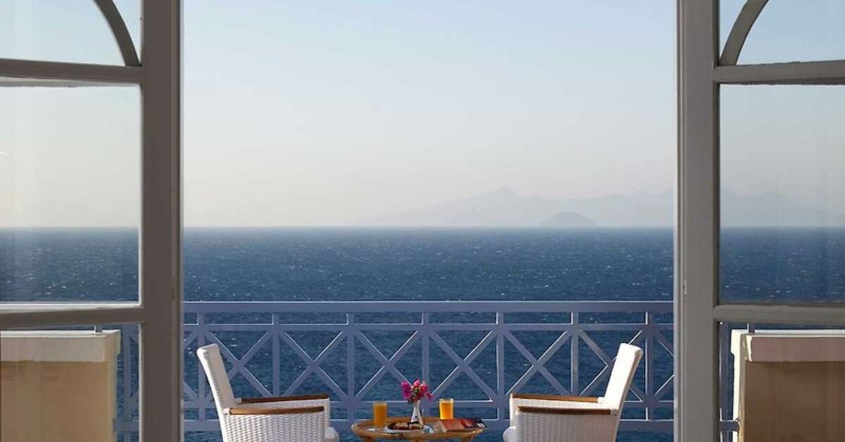 Een foto van het terras bij Mitsis Summer Palace Beach Hotel