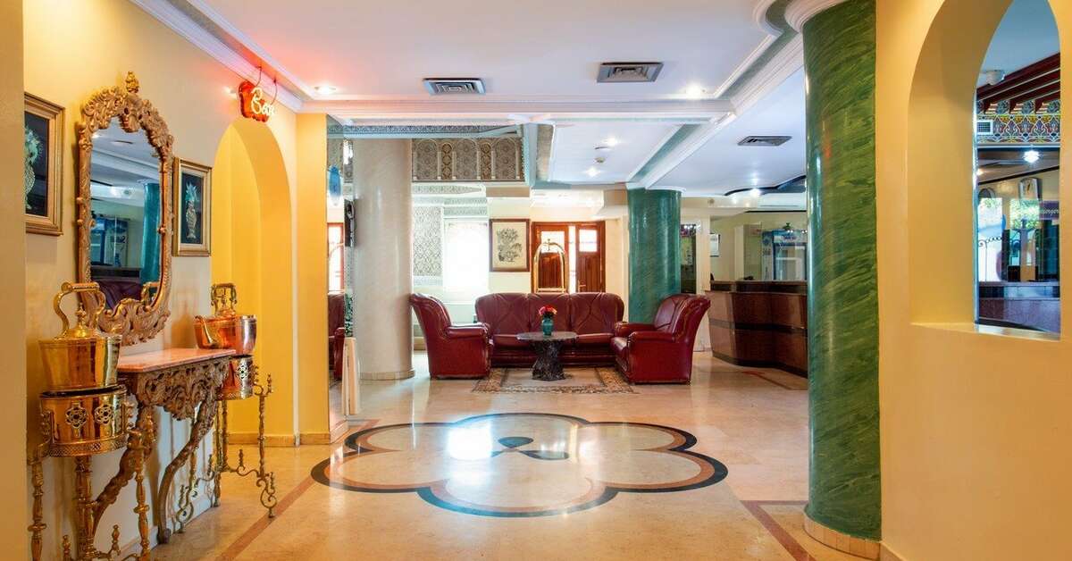 Een foto van het interieur van Hotel Akabar