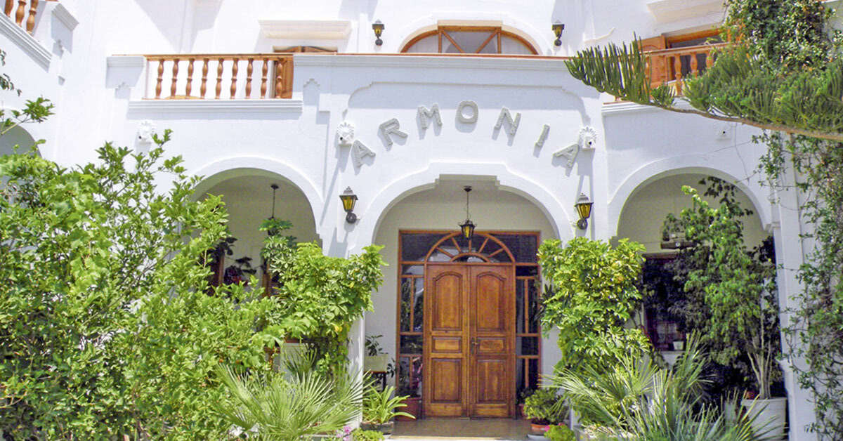 Ein Foto von der Außenansicht des Hotel Armonia