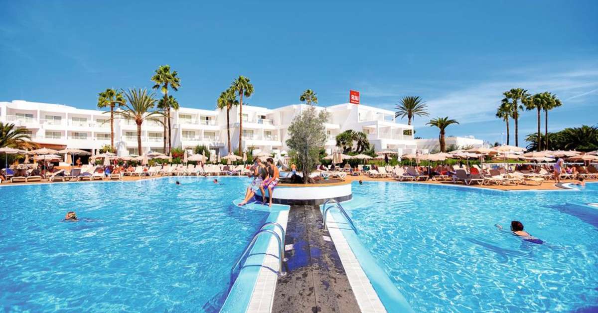 Een foto van het zwembad bij Riu Paraiso Lanzarote Resort
