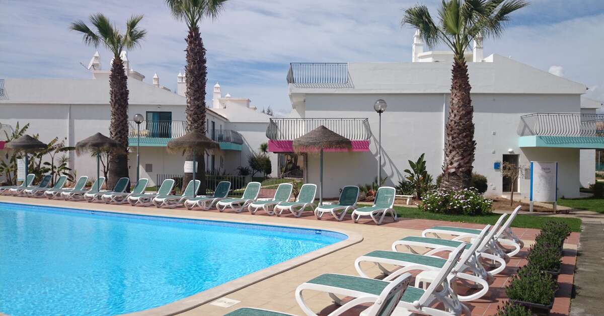 Een foto van het zwembad bij Bayside Salgados Appartementen