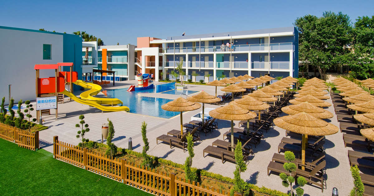 Een foto van het zwembad bij Blue Lagoon Resort