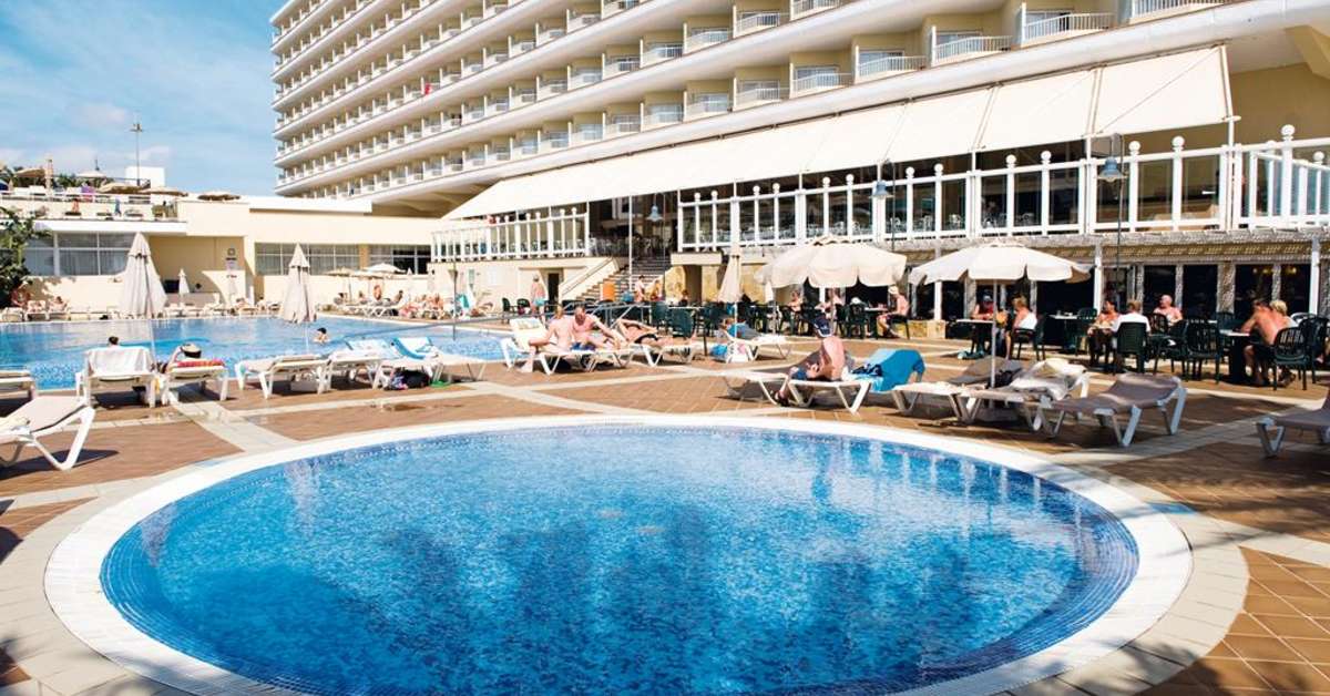 Een foto van het zwembad bij Riu Oliva Beach Resort