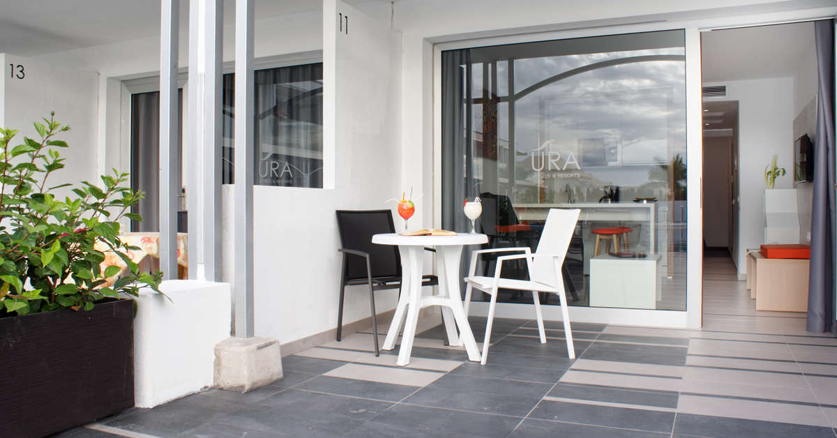 Een foto van het terras bij Ura Lara Adults Only