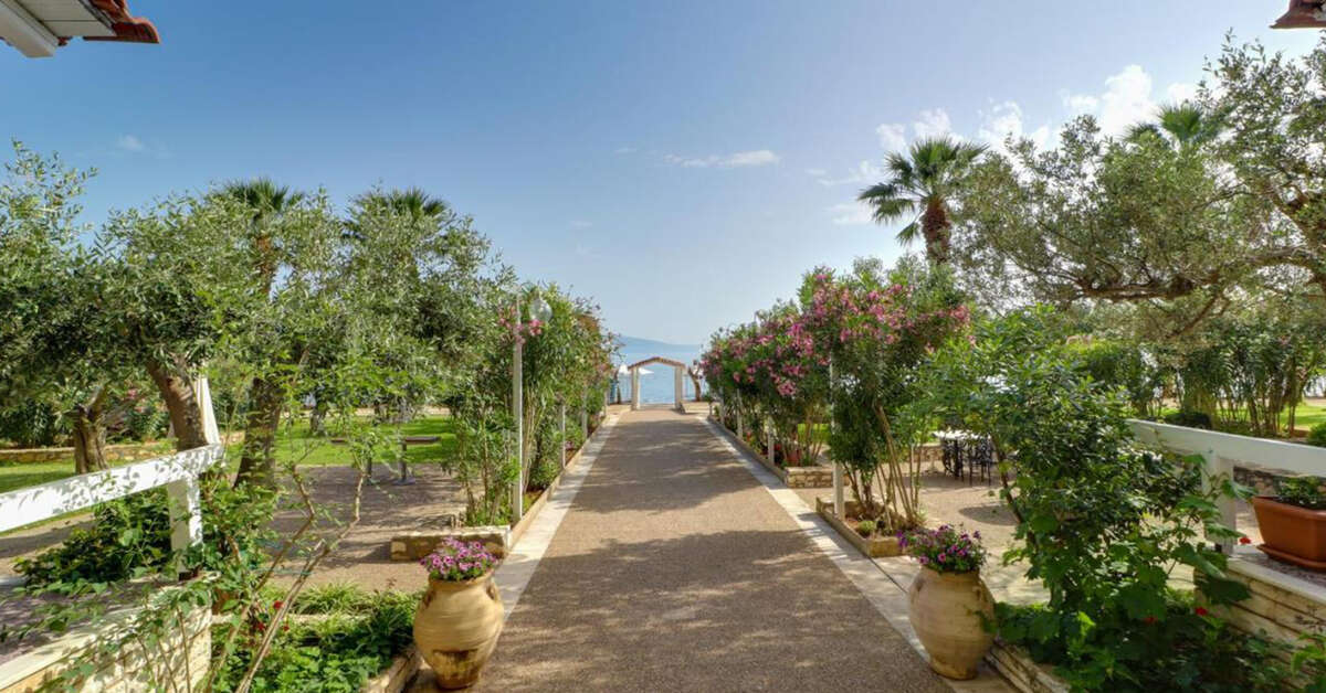 Een foto van de buitenkant van Calamos Beach Family Club Hotel