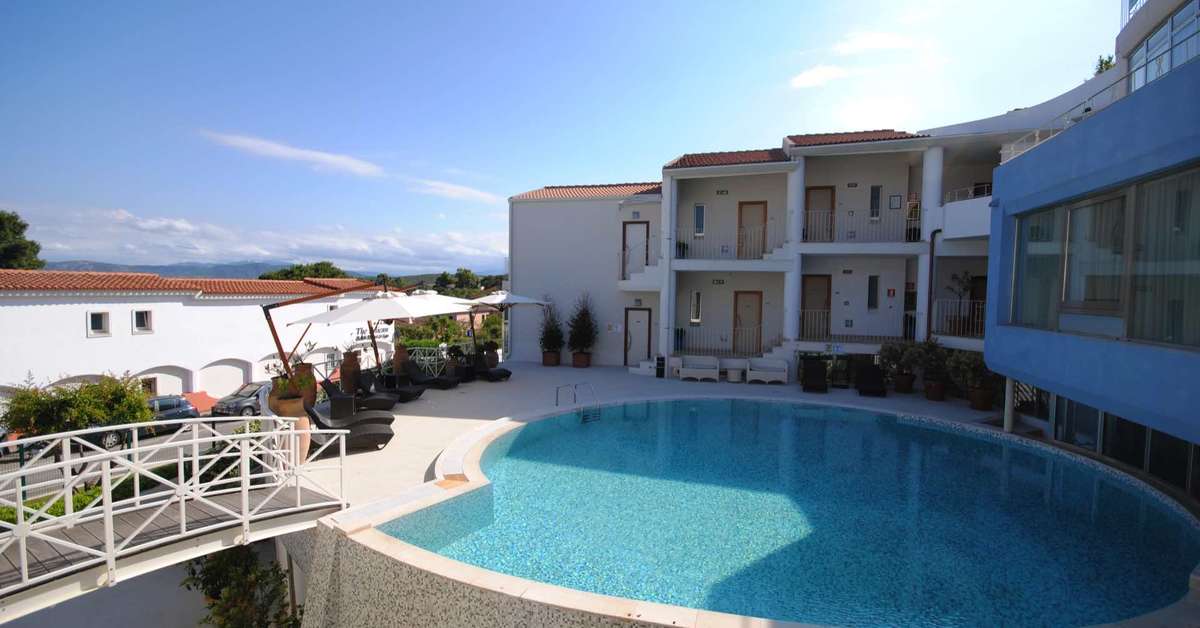 Een foto van het zwembad bij The Pelican Beach Resort & Spa