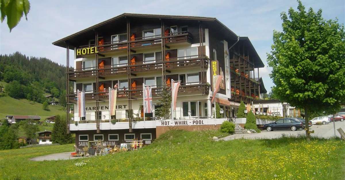Een foto van de buitenkant van Hotel Harfenwirt