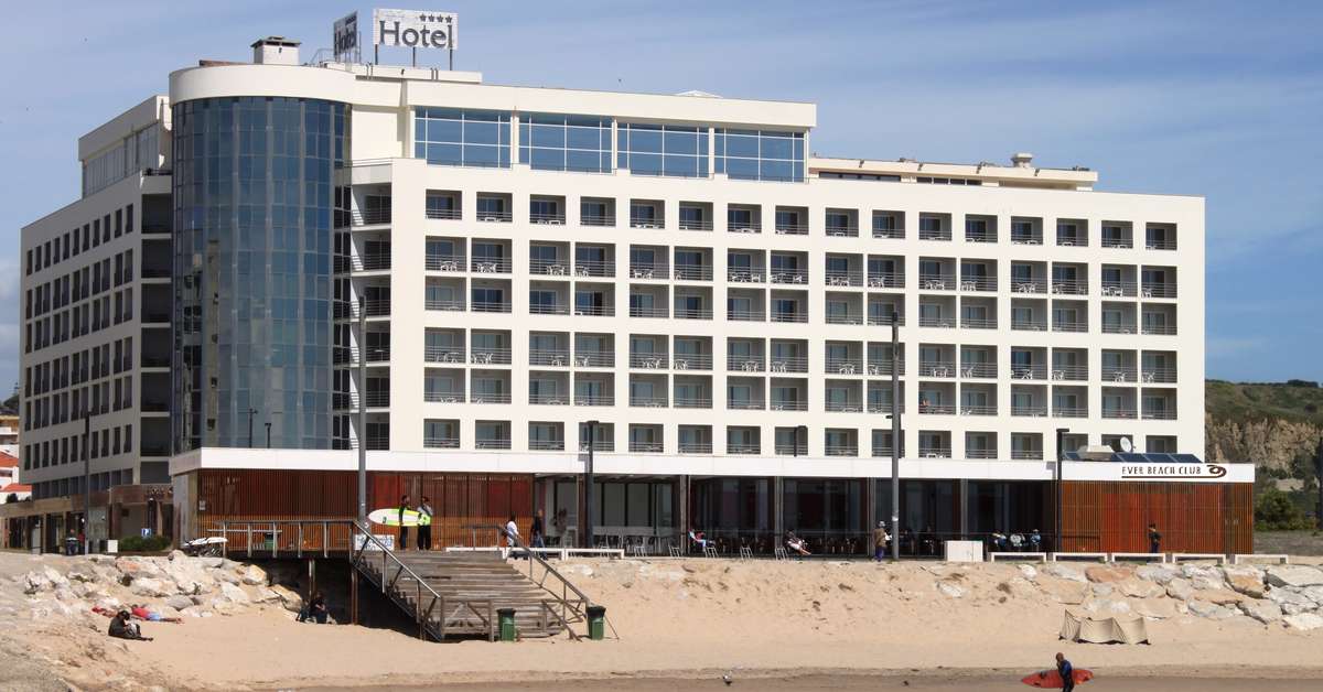 Een foto van de buitenkant van Tryp by Wyndham Lisboa Caparica Mar Hotel