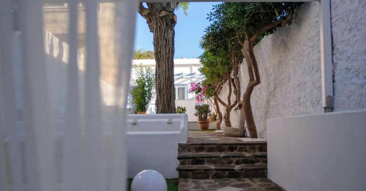 Een foto van de buitenkant van Erato Seaside Hotel