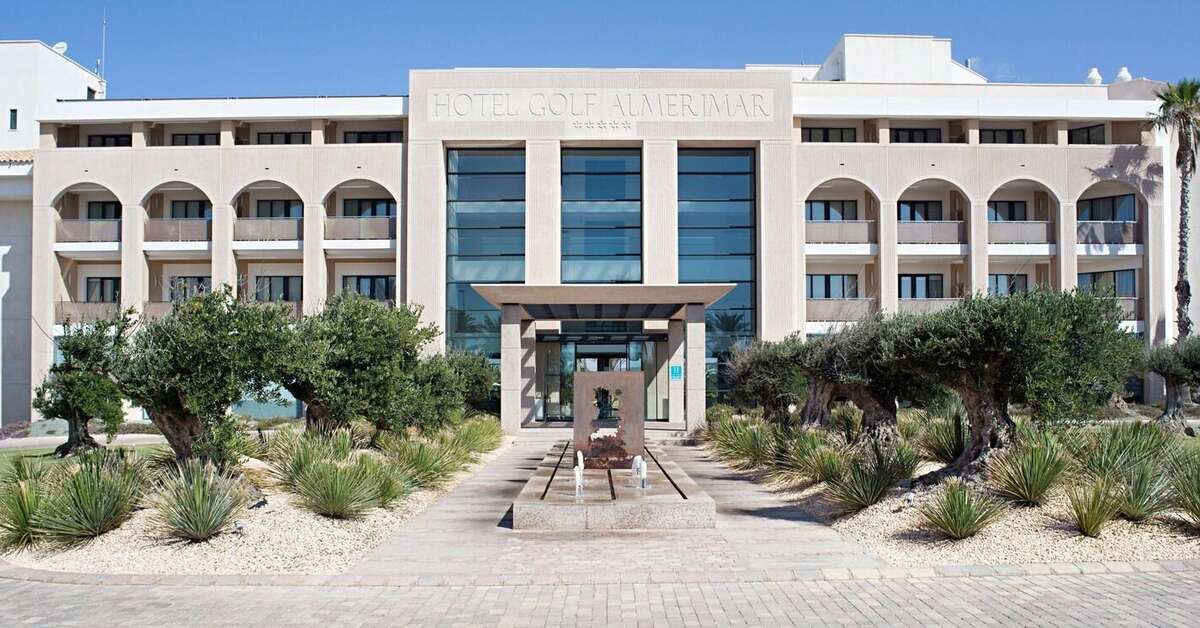 Een foto van de buitenkant van Hotel Golf Almerimar