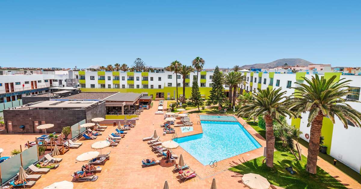 Een foto van het zwembad bij Hotel Livvo Corralejo Beach