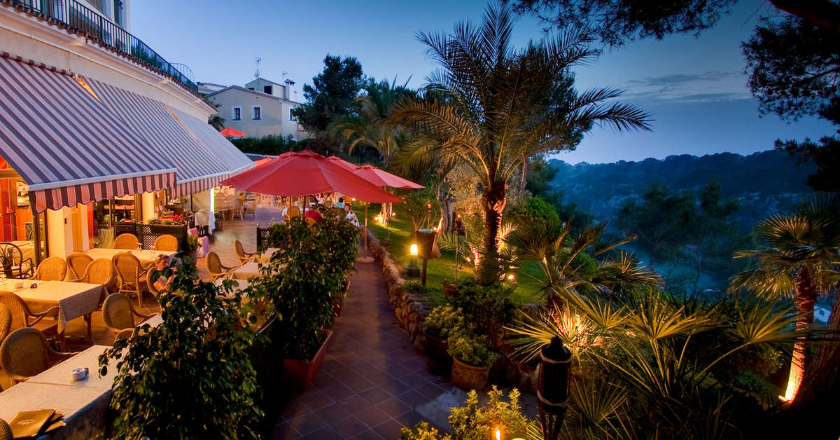 Een foto van de buitenkant van Ona Cala Pi Club Aparthotel