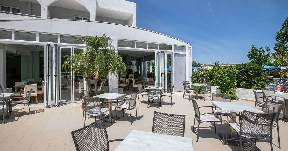 Een foto van het terras bij Lymberia Hotel