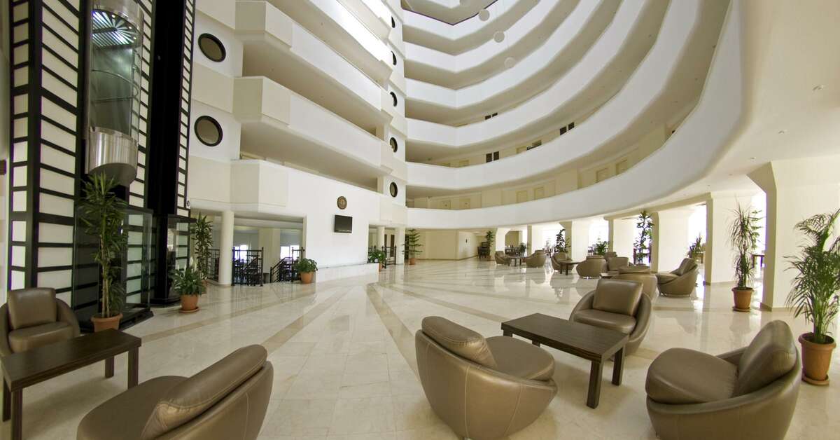 Een foto van het interieur van Arabella World Hotel