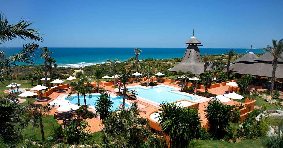 Een foto van het zwembad bij Novo Resort