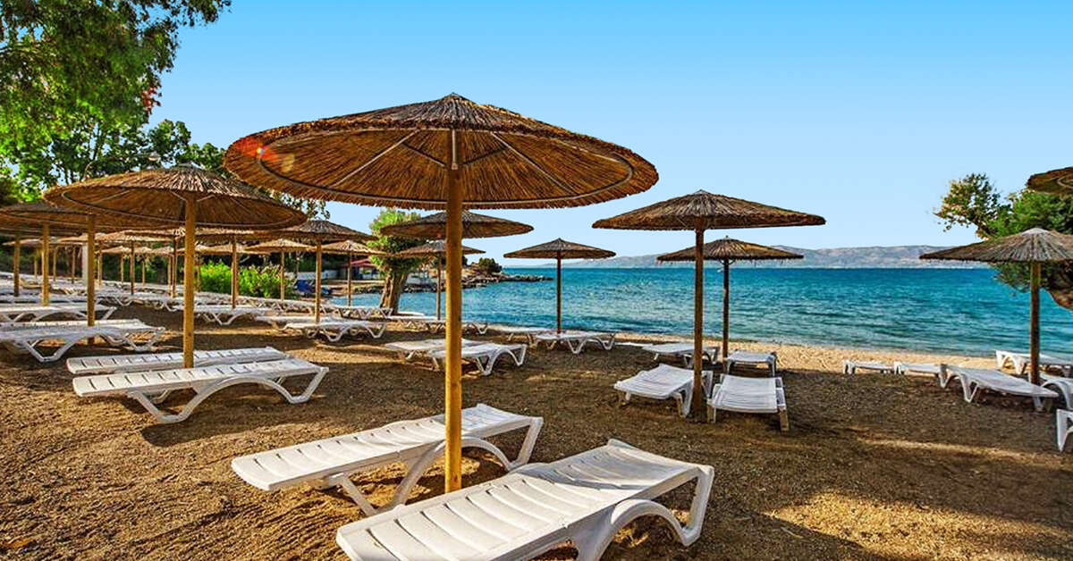 Een foto van het strand bij Evia Riviera Resort