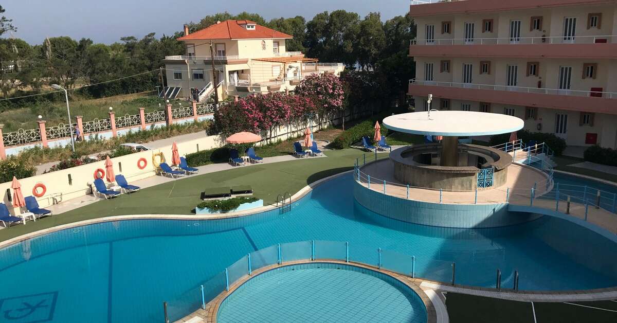Een foto van het zwembad bij Bayside Hotel Katsaras