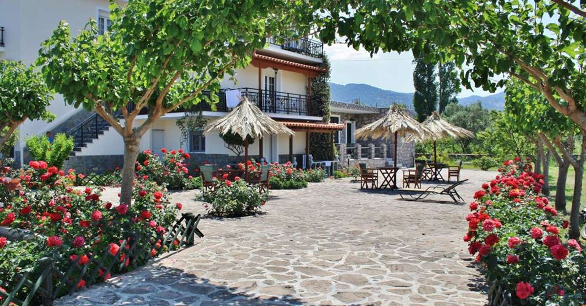 Een foto van het terras bij Villa Vicky Studios