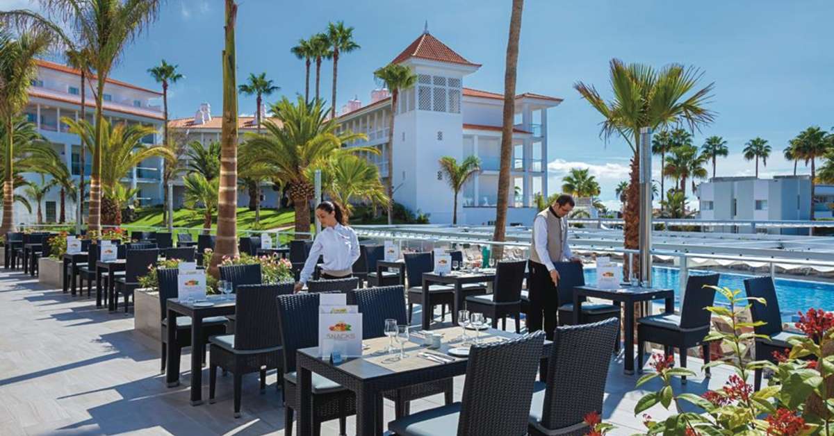 Een foto van het terras bij Riu Arecas