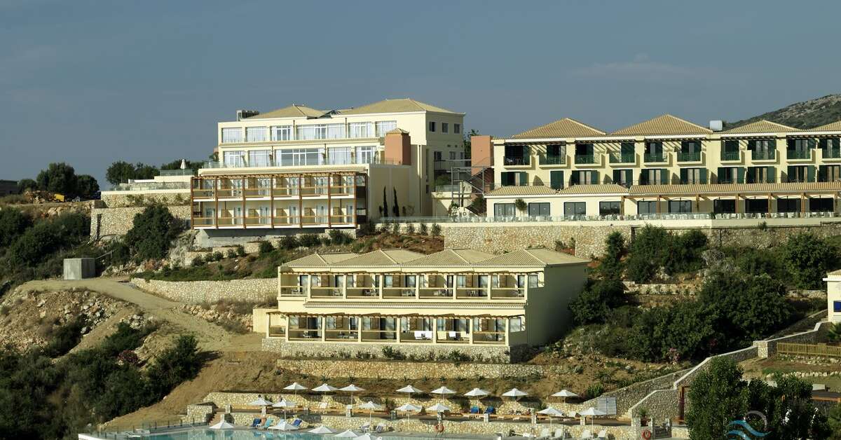 Een foto van het zwembad bij Apostolata Island Resort & Spa