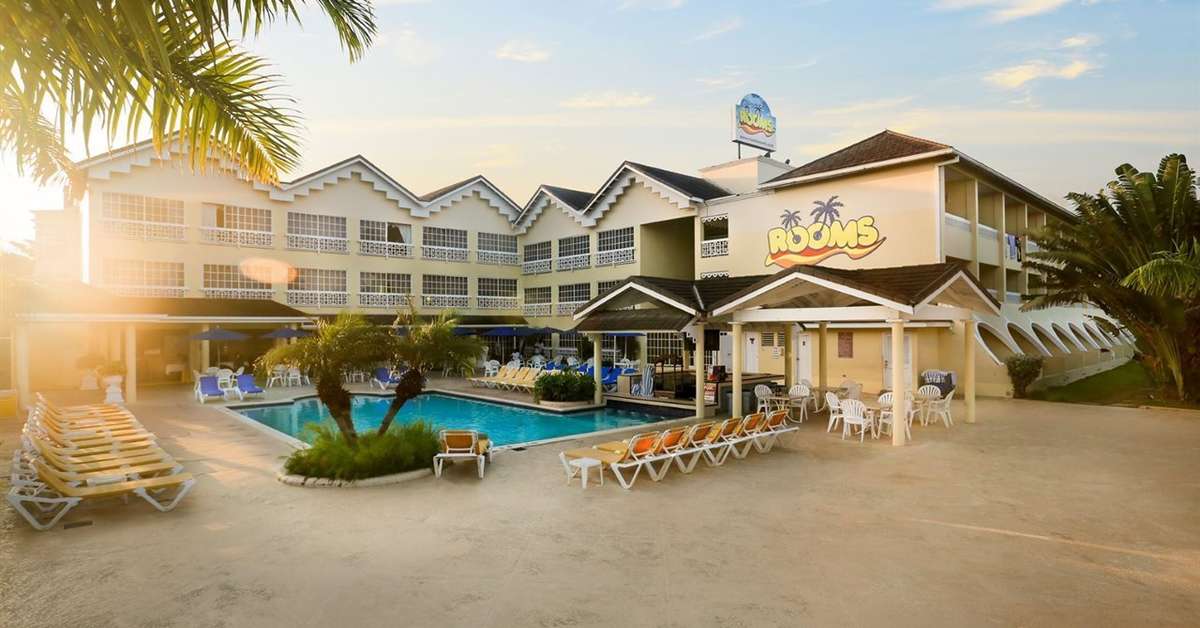Een foto van het zwembad bij Rooms on the Beach Negril