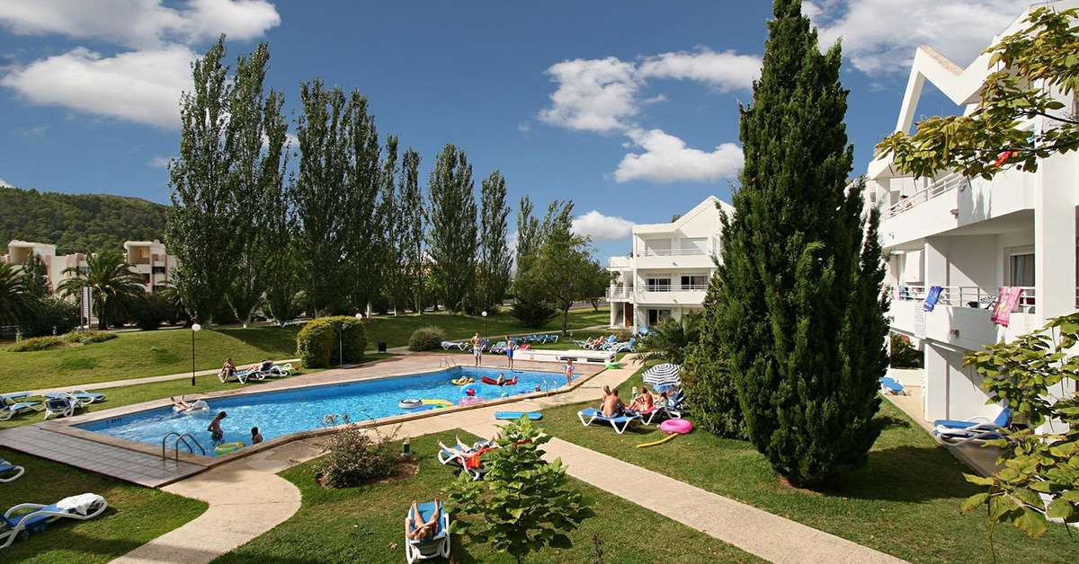 Een foto van het zwembad bij Aparthotel Habitat