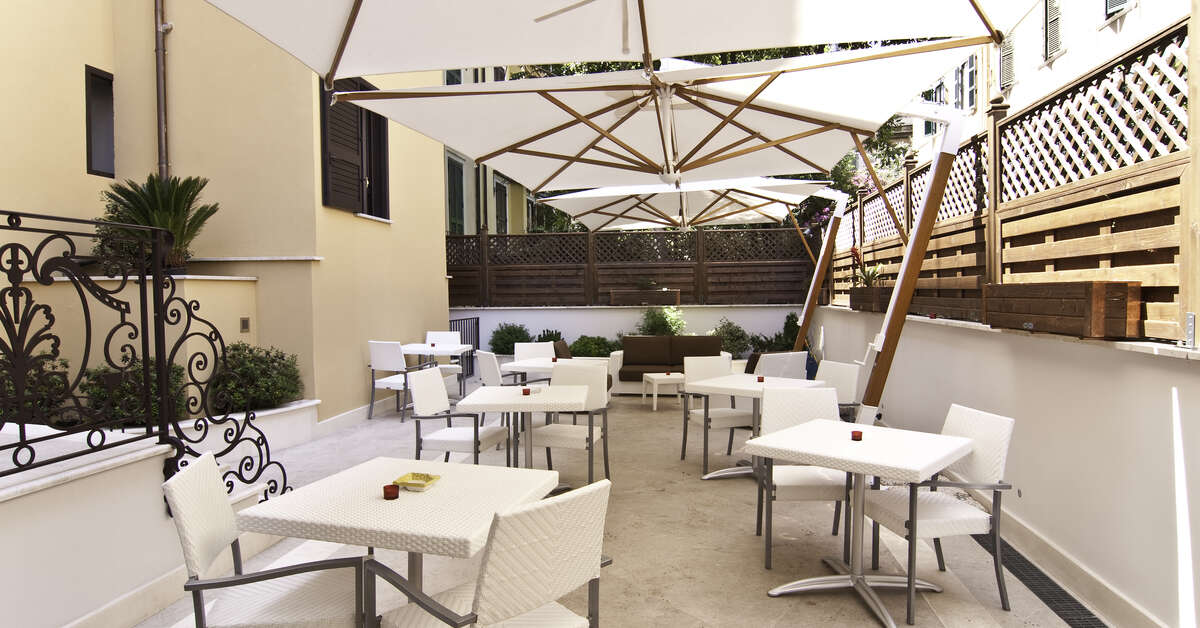 Een foto van het terras bij Hotel Best Roma