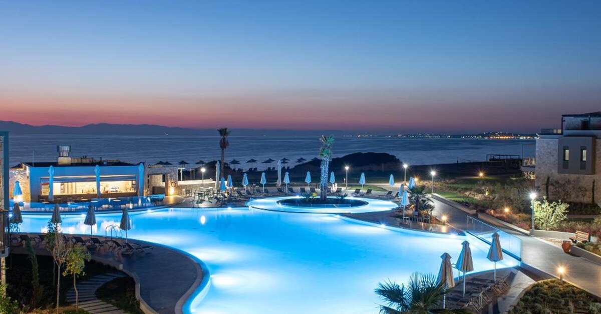 Een foto van het zwembad bij Portes Lithos Luxury Resort
